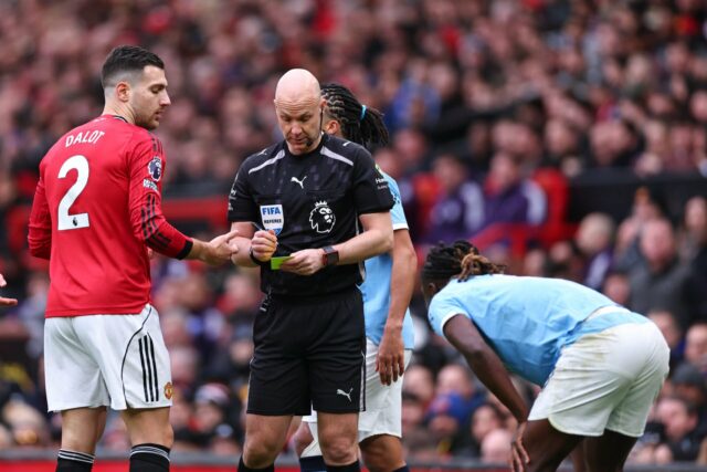 Anthony Taylor dá cartão amarelo a Diogo Dalot