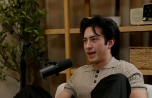 Hudson Williams, do Heated Rivalry, instrui como colocar uma meia peniana hudson-williams-kal-01-27-2026