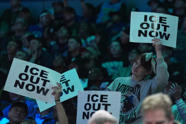 ICE recebe rejeição de seus atletas profissionais favoritos Desenho animado de Mike Luckovich