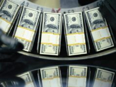 IRS anuncia data de início da declaração de impostos: seu reembolso pode ser US$ 1.000 maior Bundles of freshly printed $100 bills roll through a conveyor belt at the United States Department of Treasury.