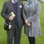 Clare Balding fotografada com seu pai Ian no hipódromo de Newbury em maio de 2012