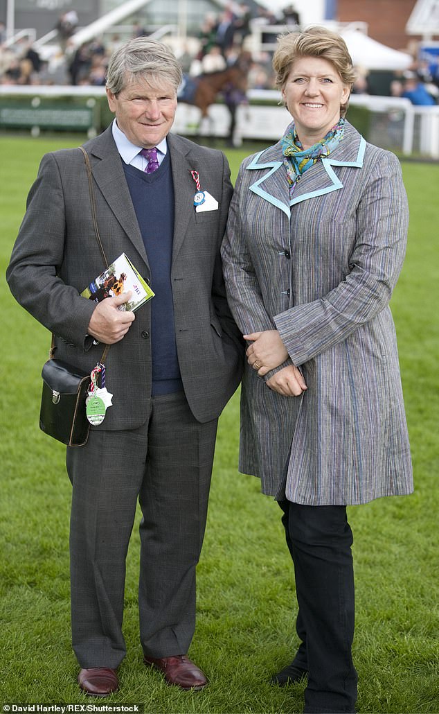 Ian Balding, o lendário pai treinador de cavalos de Clare Clare Balding fotografada com seu pai Ian no hipódromo de Newbury em maio de 2012