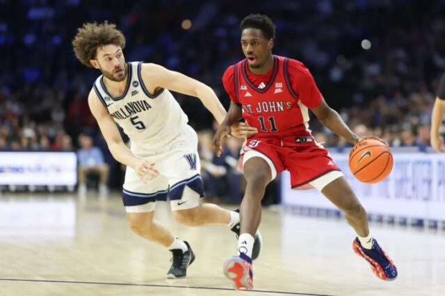 O guarda do St. John's Red Storm, Ian Jackson (11), enfrenta o guarda do Villanova Wildcats, Devin Askew (5), durante o segundo tempo na Xfinity Mobile Arena. 