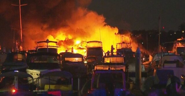 Iates de luxo destruídos por incêndio na marina da cidade Iates de luxo destruídos por incêndio na marina da cidade