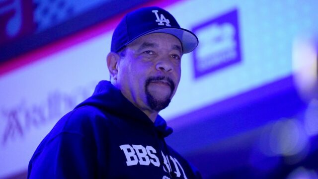 Ice-T mudou a letra de 'Cop Killer' para 'ICE Killer' Ice-T mudou a letra de 'Cop Killer' para 'ICE Killer' porque a América está 'caminhando para um terreno realmente feio': 'Estou apenas protestando'
