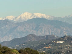 Identificado adolescente que morreu após cair 150 metros do Monte Baldy, na Califórnia uma montanha coberta de neve é vista pairando sobre as verdes montanhas de Santa Monica, em Los Angeles