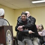 Ilhan Omar foi atacada por um homem que gritou que ela ‘deveria renunciar’ antes de usar uma seringa para borrifar um líquido desconhecido na congressista de Minnesota