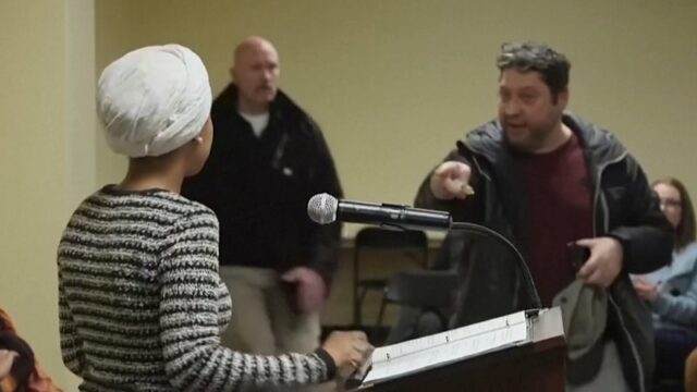 Ilhan Omar pulverizada com substância desconhecida
