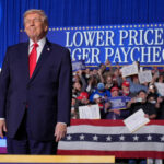 Uma pessoa compra produtos cobertos pelo Programa de Assistência Nutricional Suplementar (SNAP) do USDA em um supermercado em Baltimore, quinta-feira, 30 de outubro de 2025. (AP Photo/Stephanie Scarbrough)