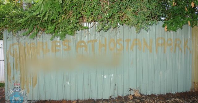 A polícia de WA divulgou imagens misteriosas de pichações que se acredita estarem ligadas ao desaparecimento de 14 anos e ao suposto assassinato de Charlie Park, de 66 anos. ﻿