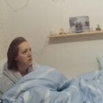 Num trailer do programa, intitulado Investigação de Lucy Letby, que foi lançado hoje, Letby é visto na cama parecendo perplexo enquanto um policial explica seus direitos a ela e a prende.