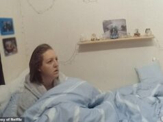 Imagens inéditas mostrando a assassina de crianças condenada Lucy Letby enquanto ela é presa em sua cama e chorando durante o interrogatório policial aparece no novo documentário da Netflix Num trailer do programa, intitulado Investigação de Lucy Letby, que foi lançado hoje, Letby é visto na cama parecendo perplexo enquanto um policial explica seus direitos a ela e a prende.