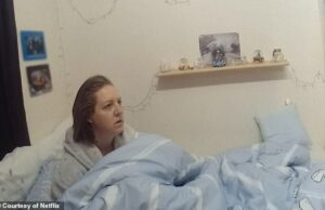 Imagens inéditas mostrando a assassina de crianças condenada Lucy Letby enquanto ela é presa em sua cama e chorando durante o interrogatório policial aparece no novo documentário da Netflix Num trailer do programa, intitulado Investigação de Lucy Letby, que foi lançado hoje, Letby é visto na cama parecendo perplexo enquanto um policial explica seus direitos a ela e a prende.