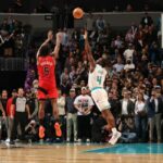 Immanuel Quickley acerta a cesta de 3 pontos da vitória na campainha para levar o Raptors à vitória por 97-96 sobre o Hornets em 7 de janeiro de 2025 em Charlotte, NC