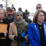 Os representantes de Minnesota, Ilhan Omar (meio), Angie Craig (direita) e Kelly Morrison (esquerda) tiveram acesso negado a um centro de detenção do ICE no sábado