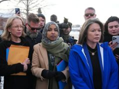 Impasse dramático em Minnesota enquanto agentes federais com armas em punho enfrentam o ‘exército acordado’ de Ilhan Omar com tensões prestes a explodir Os representantes de Minnesota, Ilhan Omar (meio), Angie Craig (direita) e Kelly Morrison (esquerda) tiveram acesso negado a um centro de detenção do ICE no sábado