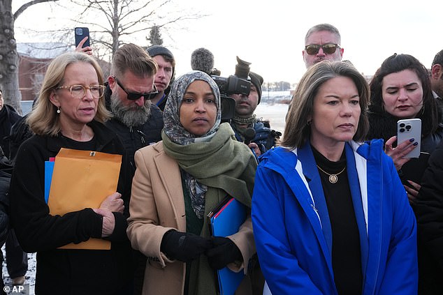 Impasse dramático em Minnesota enquanto agentes federais com armas em Os representantes de Minnesota, Ilhan Omar (meio), Angie Craig (direita) e Kelly Morrison (esquerda) tiveram acesso negado a um centro de detenção do ICE no sábado