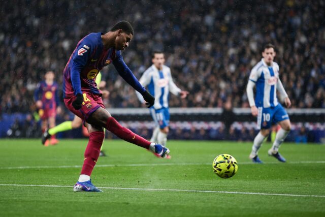 Marcus Rashford do FC Barcelona compete pela bola com Leandro Cabrera do RCD Espanyol de Barcelona durante a partida LaLiga EA Sports entre RCD Espanyol de Barcelona e FC Barcelona no RCDE Stadium em 3 de janeiro de 2026