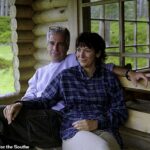 Jeffrey Epstein e Ghislaine Maxwell na cabana de madeira da Rainha em Balmoral Estate