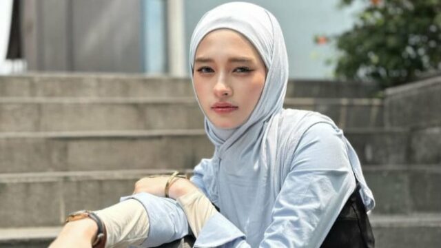 Inara Rusli diz que as viúvas podem se casar sem Inara Rusli diz que as viúvas podem se casar sem tutores, Ustaz Khalid Basalamah confirma que a lei é Haram
