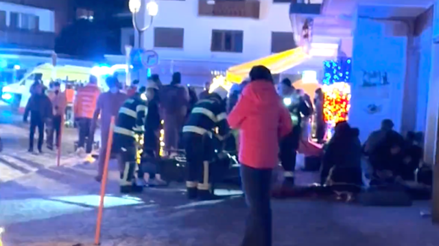 A cena após um incêndio na véspera de Ano Novo em um bar em Crans-Montana, Suíça.