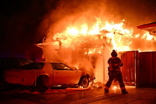 Incêndio em casa em Pleasanton desloca mulher e cachorro, diz Bombeiros tentam extinguir incêndio em residência no...