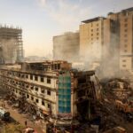 Equipe de emergência examina a parte danificada do edifício, após um grande incêndio que eclodiu no shopping Gul Plaza em Karachi, Paquistão, em 19 de janeiro de 2026. REUTERS/Akhtar Soomro