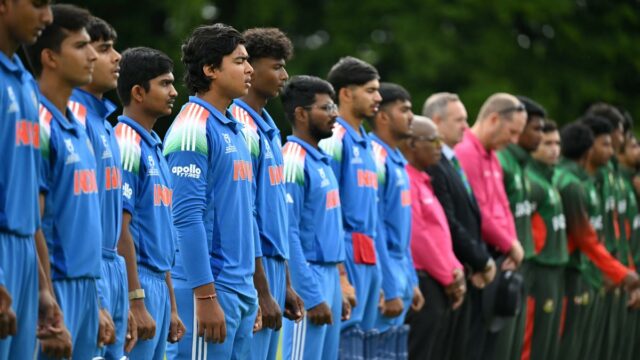 Índia e Bangladesh ignoram aperto de mão em sorteio durante partida da Copa do Mundo Sub-19

