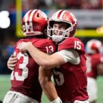 O wide receiver do Indiana, Elijah Sarratt (13), comemora sua recepção para touchdown com o quarterback Fernando Mendoza (15) durante a segunda metade da semifinal do playoff de futebol universitário da NCAA do Peach Bowl, sexta-feira, 9 de janeiro de 2026, em Atlanta.
