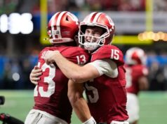 Indiana domina Oregon na explosão para avançar para o jogo do campeonato nacional CFP O wide receiver do Indiana, Elijah Sarratt (13), comemora sua recepção para touchdown com o quarterback Fernando Mendoza (15) durante a segunda metade da semifinal do playoff de futebol universitário da NCAA do Peach Bowl, sexta-feira, 9 de janeiro de 2026, em Atlanta.