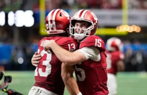 Indiana domina Oregon na explosão para avançar para o jogo do campeonato nacional CFP O wide receiver do Indiana, Elijah Sarratt (13), comemora sua recepção para touchdown com o quarterback Fernando Mendoza (15) durante a segunda metade da semifinal do playoff de futebol universitário da NCAA do Peach Bowl, sexta-feira, 9 de janeiro de 2026, em Atlanta.