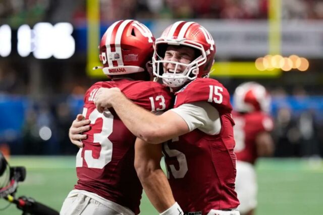 O wide receiver do Indiana, Elijah Sarratt (13), comemora sua recepção para touchdown com o quarterback Fernando Mendoza (15) durante a segunda metade da semifinal do playoff de futebol universitário da NCAA do Peach Bowl, sexta-feira, 9 de janeiro de 2026, em Atlanta. 