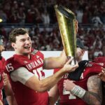 Fernando Mendoza, nº 15 do Indiana, comemora com os braços levantados.