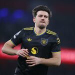 Harry Maguire comemorando em Anfield