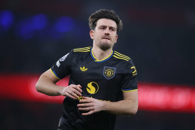 Harry Maguire comemorando em Anfield