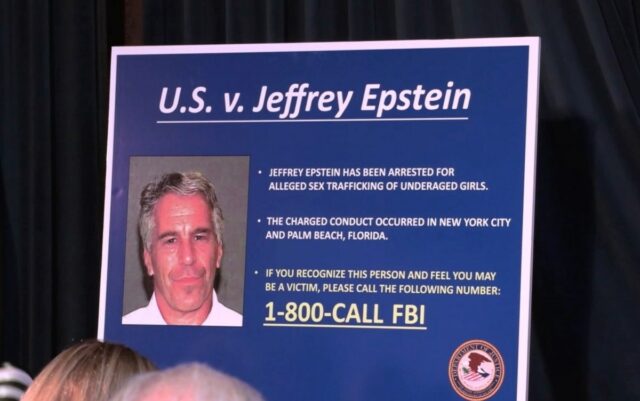 Informante disse ao FBI que Jeffrey Epstein tinha um ‘hacker Southern District of New York press conference with charges against Jeffrey Epstein of sex trafficking between the years of 2002 and 2005 with underage minors. During seizure they found thousands of photos of nudes, FBI announces 800 number to victims. Geoffrey S. Berman, the United States Attorney for the Southern District of New York, William F. Sweeney Jr., the Assistant Director in Charge of the New York Field Office of the Federal Bureau of Investigation.