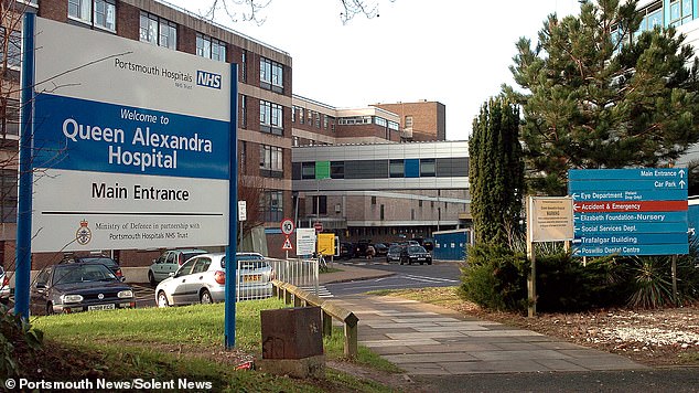 Inquérito sobre a morte de uma menina faz com que O relatório de um legista sobre a morte de Matilda Pomfret-Thomas concluiu que a presença de uma doula durante o trabalho de parto teve um “impacto negativo” na forma como as parteiras aconselharam sua mãe e prestaram cuidados (foto de arquivo do Hospital Queen Alexandra, onde a menina nasceu)