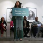 Jessica Altman, terceira a partir da esquerda, diretora executiva da Covered California fala com os membros do painel após uma coletiva de imprensa na terça-feira, 20 de janeiro de 2026, em Oakland, Califórnia. As autoridades realizaram a coletiva de imprensa para falar sobre o período de inscrições abertas para o mercado de saúde do estado. (Aric Crabb/Grupo de Notícias da Bay Area)