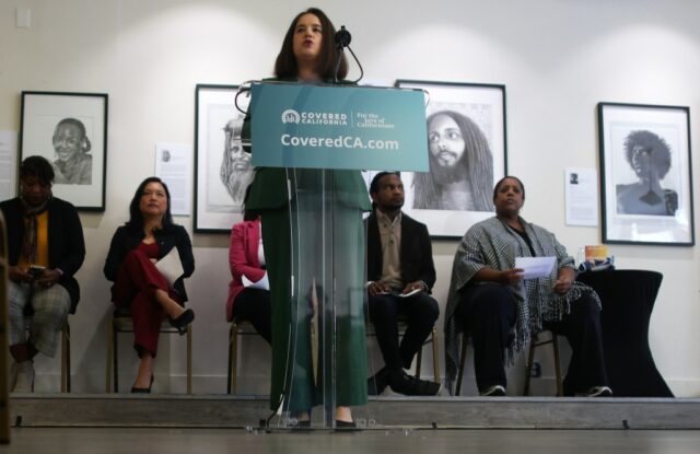 Jessica Altman, terceira a partir da esquerda, diretora executiva da Covered California fala com os membros do painel após uma coletiva de imprensa na terça-feira, 20 de janeiro de 2026, em Oakland, Califórnia. As autoridades realizaram a coletiva de imprensa para falar sobre o período de inscrições abertas para o mercado de saúde do estado. (Aric Crabb/Grupo de Notícias da Bay Area)
