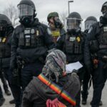 Oficiais federais tentam dispersar manifestantes que protestam contra o ICE em St Paul, Minnesota, na quinta-feira.
