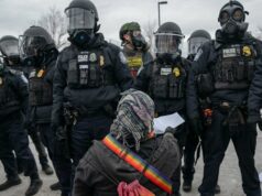 ‘Insurrecionistas’: Trump ameaça enviar militares para reprimir protestos do ICE em Minnesota Oficiais federais tentam dispersar manifestantes que protestam contra o ICE em St Paul, Minnesota, na quinta-feira.