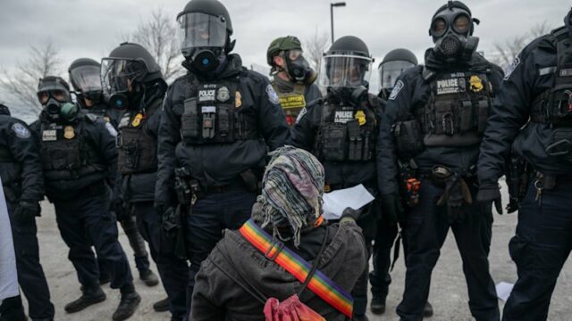 Oficiais federais tentam dispersar manifestantes que protestam contra o ICE em St Paul, Minnesota, na quinta-feira.