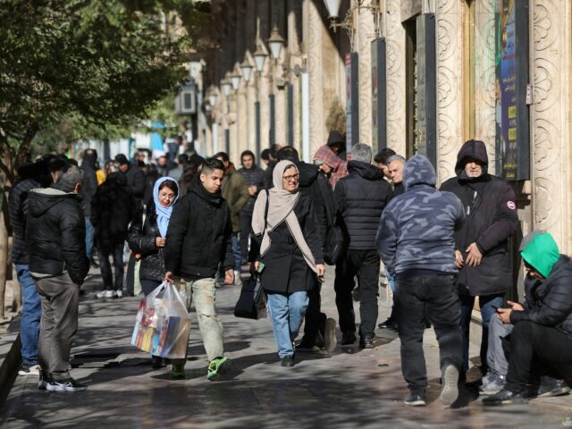Dois homens seguram cartazes do falecido comandante da Força Expedicionária Quds da Guarda Revolucionária do Irã, general Qassem Soleimani, que foi morto em um ataque de drone dos EUA em 2020 no Iraque, durante uma cerimônia que comemora seu aniversário de morte na grande mesquita Imam Khomeini em Teerã, Irã, quinta-feira, 1º de janeiro de 2026. (AP Photo / Vahid Salemi)