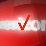 O logotipo da Verizon contra um fundo laranja e amarelo desbotado