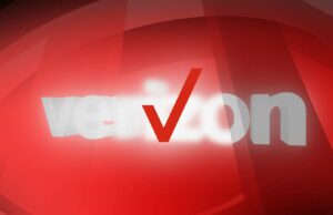 Interrupção da Verizon deixa milhões sem conectividade básica O logotipo da Verizon contra um fundo laranja e amarelo desbotado