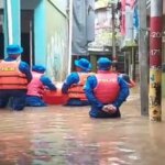 Inundação de 2 metros submerge áreas residenciais em Kebon Pala, leste de Jacarta