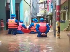 Inundação de 2 metros submerge áreas residenciais em Kebon Pala, leste de Jacarta Inundação de 2 metros submerge áreas residenciais em Kebon Pala, leste de Jacarta
