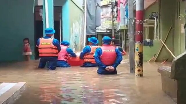 Inundação de 2 metros submerge áreas residenciais em Kebon Pala, leste de Jacarta
