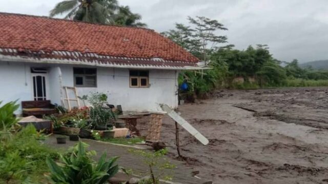 Inundação repentina atinge Bumiayu Brebes, 11 casas arrastadas pelas correntes Inundação repentina atinge Bumiayu Brebes, 11 casas arrastadas pelas correntes do rio
