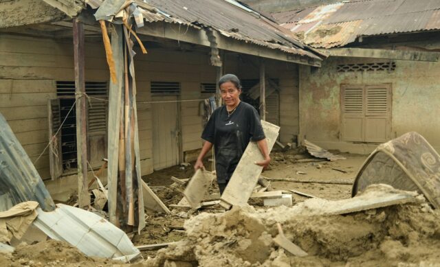 Inundações mortais devastam a Indonésia, deixando famílias deslocadas e desabrigadas
